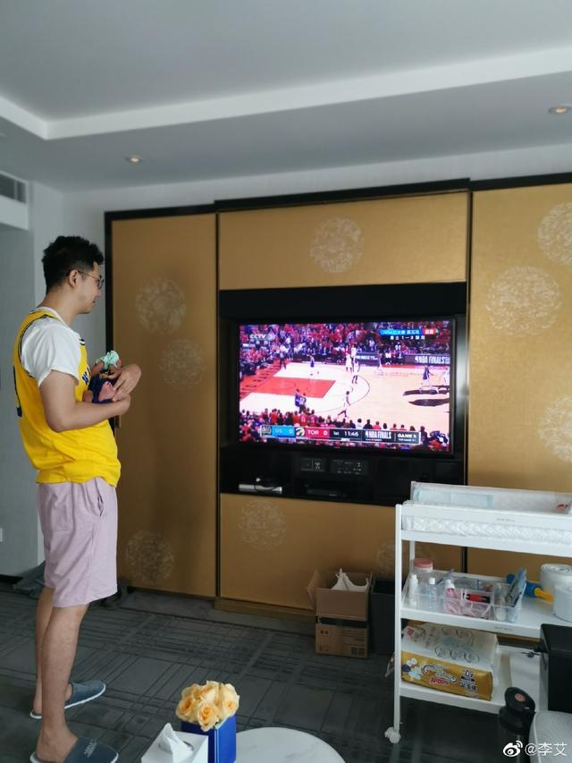李艾首晒儿子正面照！奶爸抱娃看NBA总决赛一脸崩溃