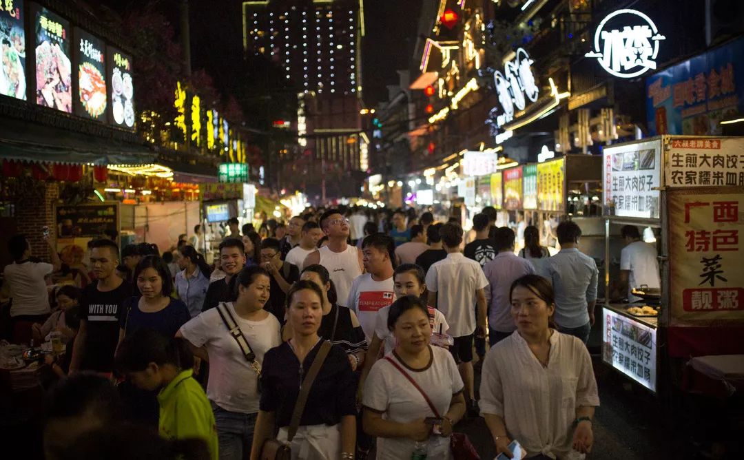 成都人排的不是队 是生态链