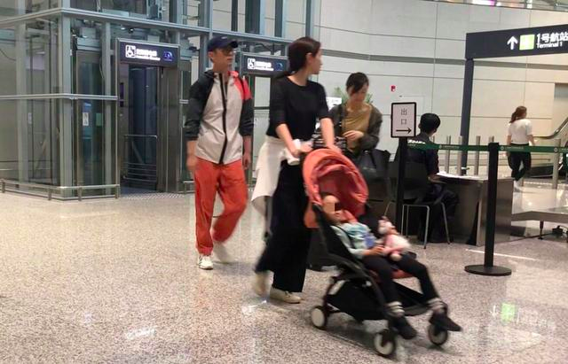 朱亚文与妻子女儿现身机场，4岁的哈哈就有大长腿