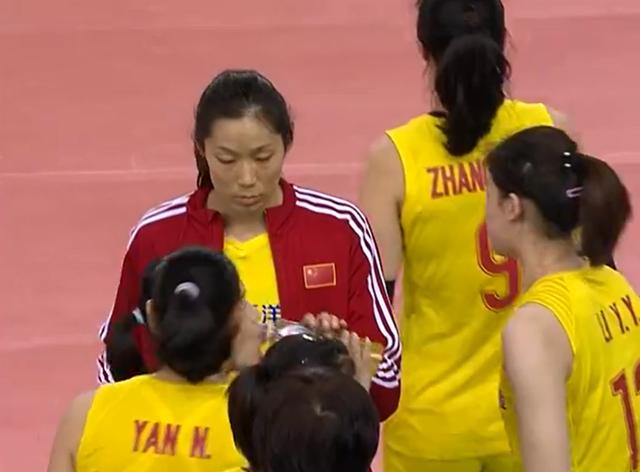 中国女排3比0横扫土耳其，豪取九连胜！朱婷在场边扮演“服务员”