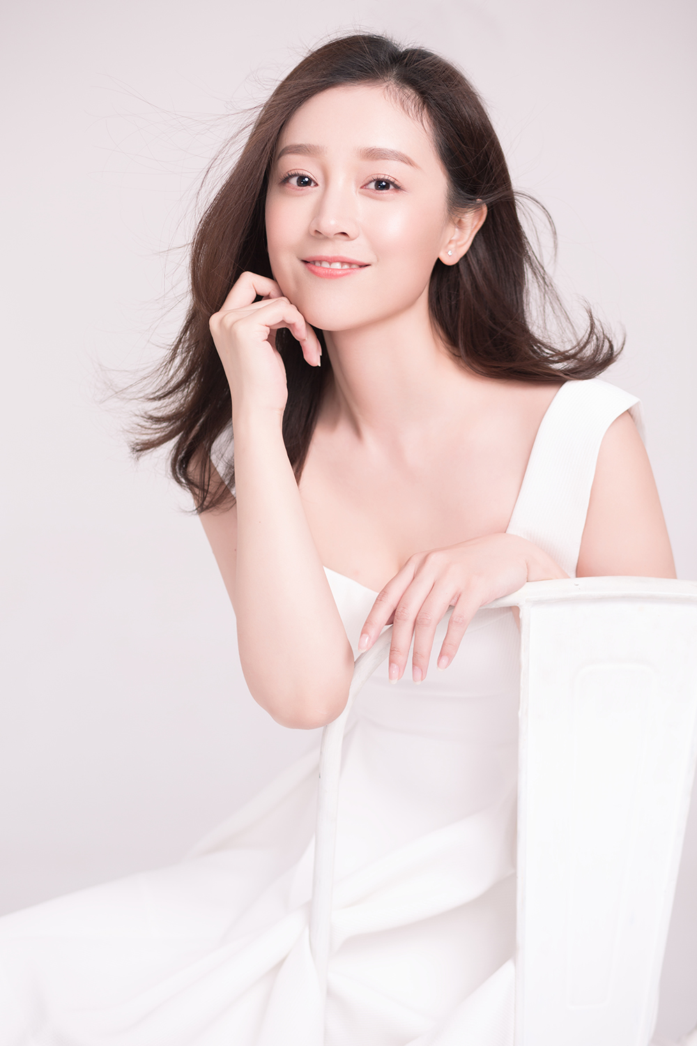 3 何花黑白look演绎优雅与率性多变视觉.jpg