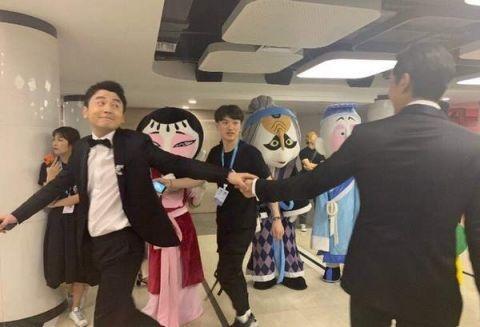 韩安冉婚礼前男友当伴郎,现场成卖货专场,之前就连生孩子也直播
