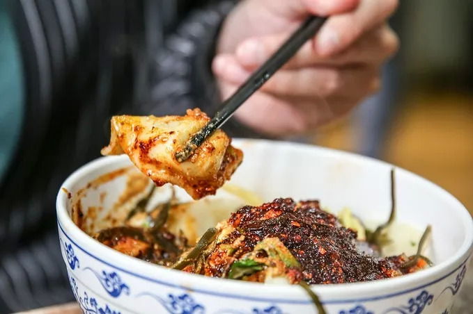 天水的扁食只是跟南方的馄饨长得很像的"异父异母"的兄弟而已.