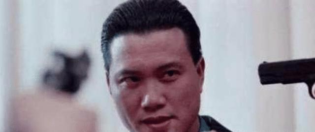 哪位明星最适合留大背头? 周润发潇洒, 万梓良霸气, 最后大哥风范