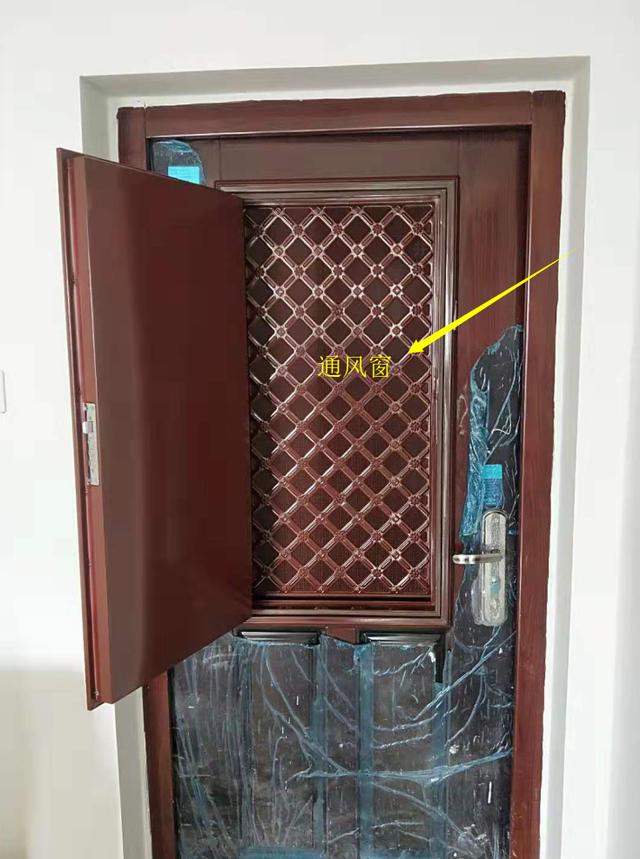 户型小南北不通透,防盗门上开个洞!安装师傅:给500块我都不做