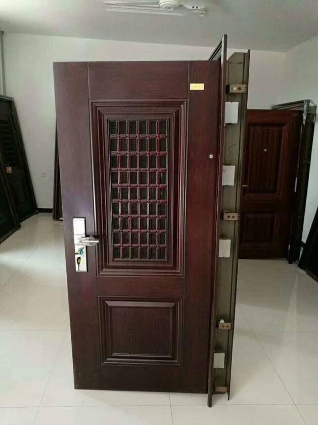 户型小南北不通透,防盗门上开个洞!安装师傅:给500块我都不做