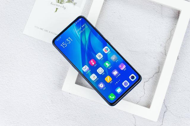 vivos1pro仲夏梦惊艳亮相《心动的信号2》,网友:比明星都抢镜!