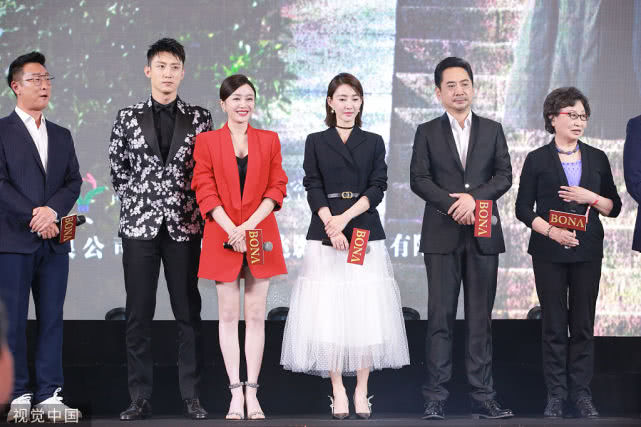 知性美！秦岚穿搭玩“红与黑”大秀美腿 在线诠释女神优雅气质