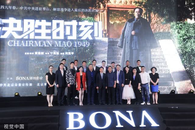 知性美！秦岚穿搭玩“红与黑”大秀美腿 在线诠释女神优雅气质