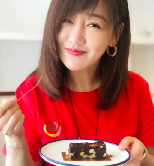 40岁薛佳凝晒美照，皮肤吹弹可破，几乎看不到皱纹