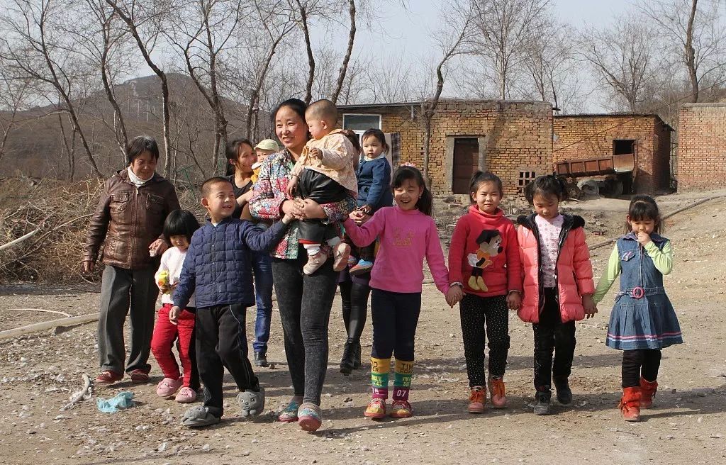 李利娟和她收养的孩子们。图片来自视觉中国