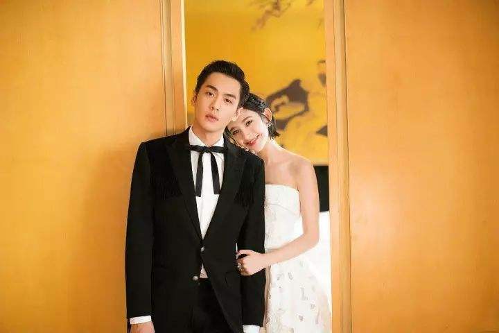 确定婚期后，张若昀和唐艺昕首现身，一起去摄影棚选婚纱照？