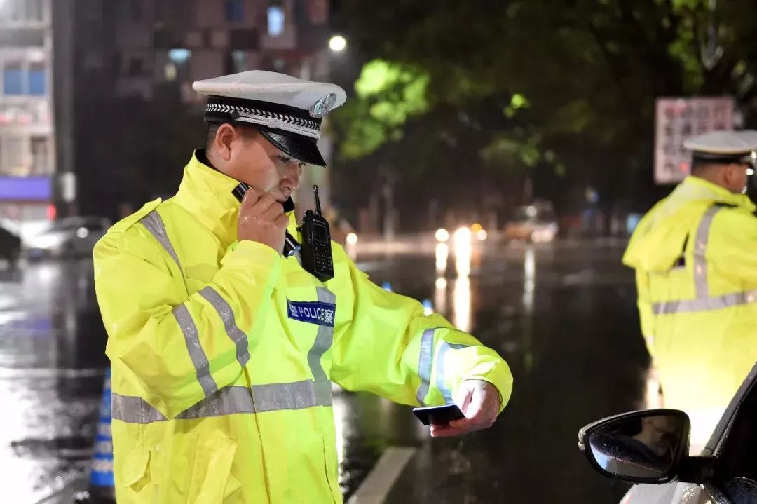 " 这可是件大事情!我们的城市管理中,交通警察,那该是有多少人啊!