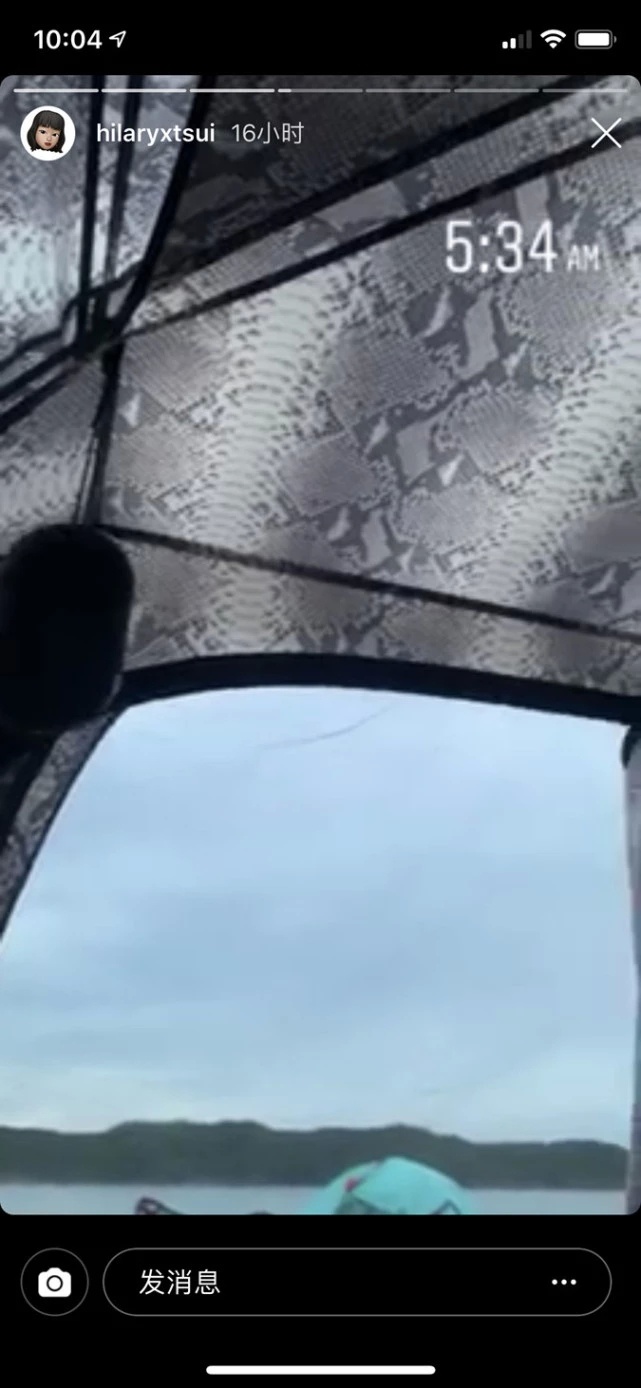 徐濠萦穿泳衣海边露营，胆子超大醒来就挖蚬吃