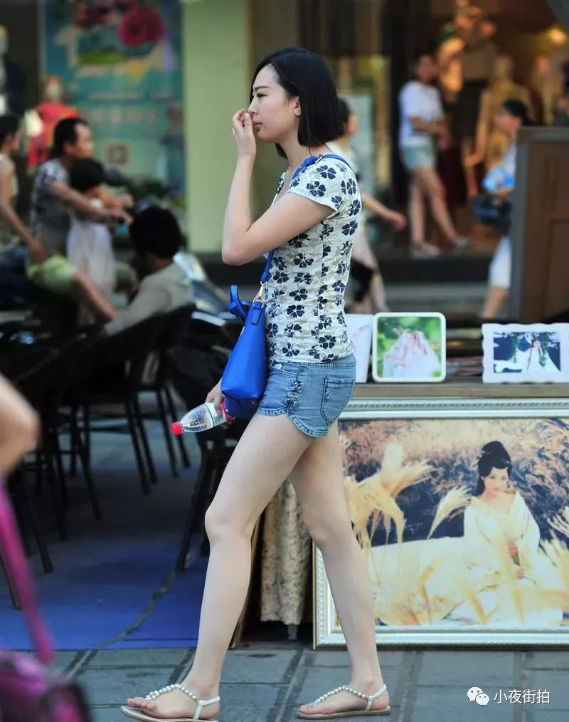 街拍:街头巧遇碎花t恤牛仔热裤辣妈,美腿秀足好不诱人