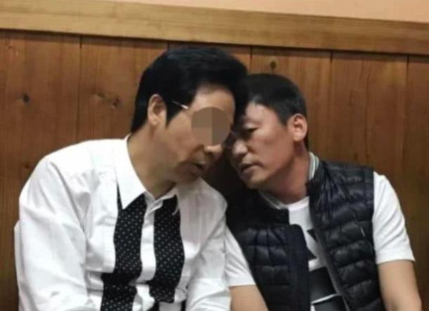 王宝强母亲脑瘫去世！出殡现场哭到站不起，村民搀扶前行