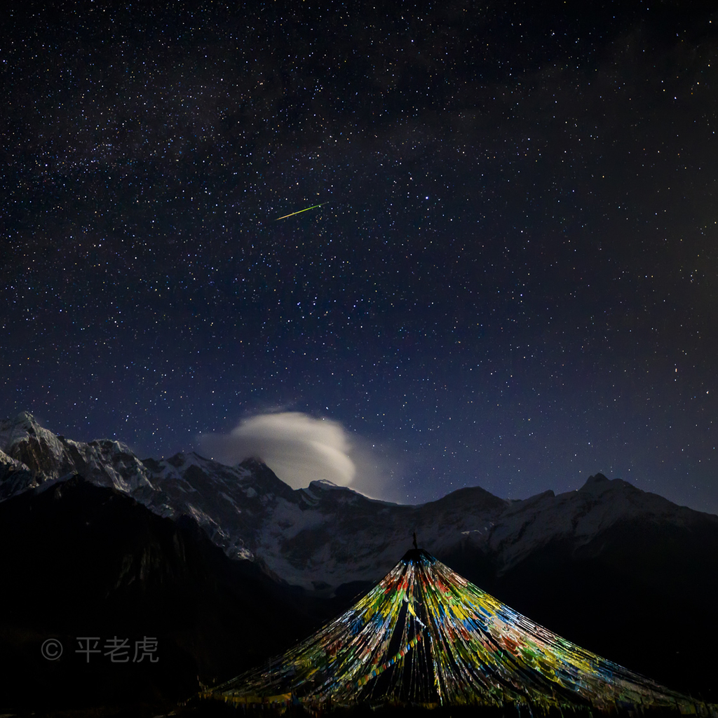 2019年3月28日,我拍到了满意的南迦巴瓦星空。南迦巴瓦主峰腾起荚状云,一颗和经幡一样颜色的流星划过。
