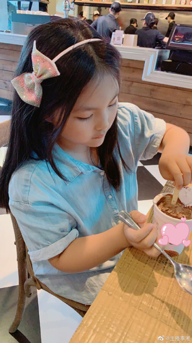 李湘晒女儿近照,9岁王诗龄变瘦颜值暴涨,尖下巴很抢镜