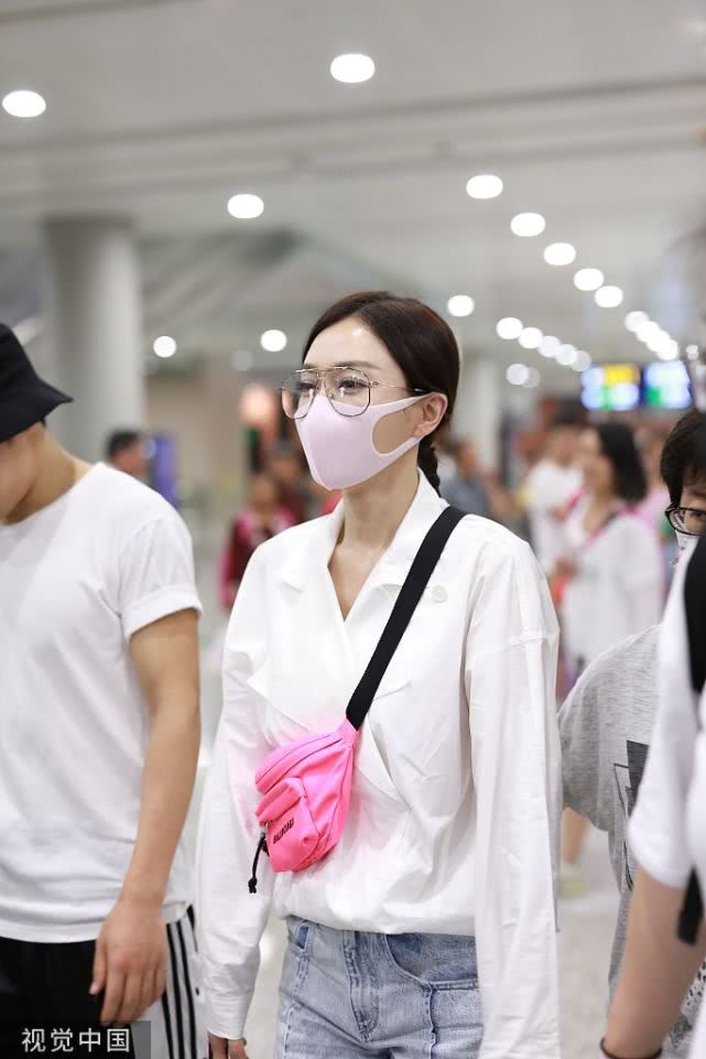 秦岚扎低马尾温婉气质尽显 戴大框眼镜拉风粉挎包抢镜