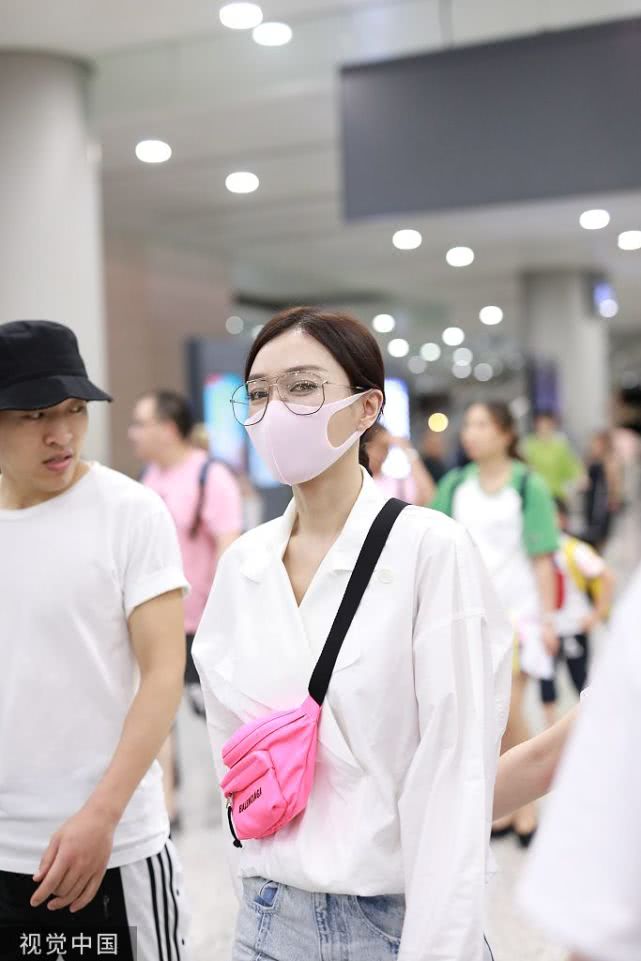 秦岚扎低马尾温婉气质尽显 戴大框眼镜拉风粉挎包抢镜