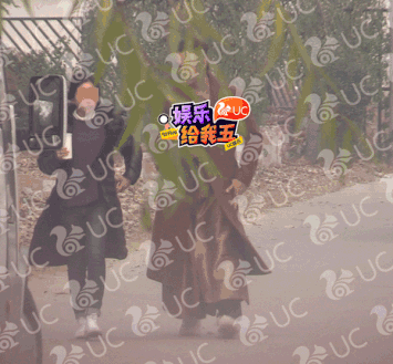 佟丽娅雷佳音共喝一瓶水，你能接受伴侣这样吗