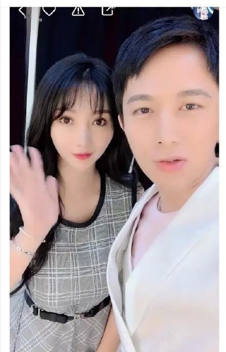 柳岩沦为网红卖地摊货？本尊半夜心酸点赞，暗示因伴娘事件被封杀