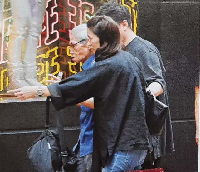 袁咏仪购物途中扶起跌倒老人家，确定无大碍后才离开