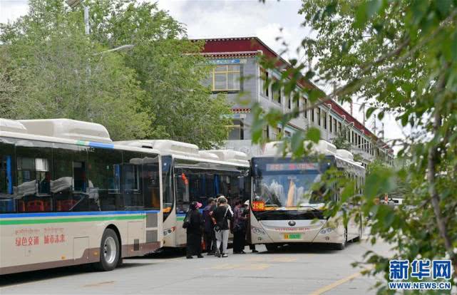 7月6日,乘客在拉萨市堆龙德庆区东嘎村乘坐新能源公交车.