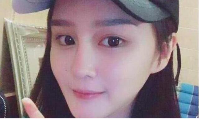 赵本山女儿球球出行保镖护送排场大，被男生当街表白害羞捂脸