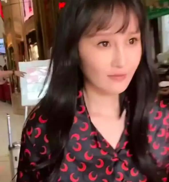 赵本山女儿球球出行保镖护送排场大，被男生当街表白害羞捂脸