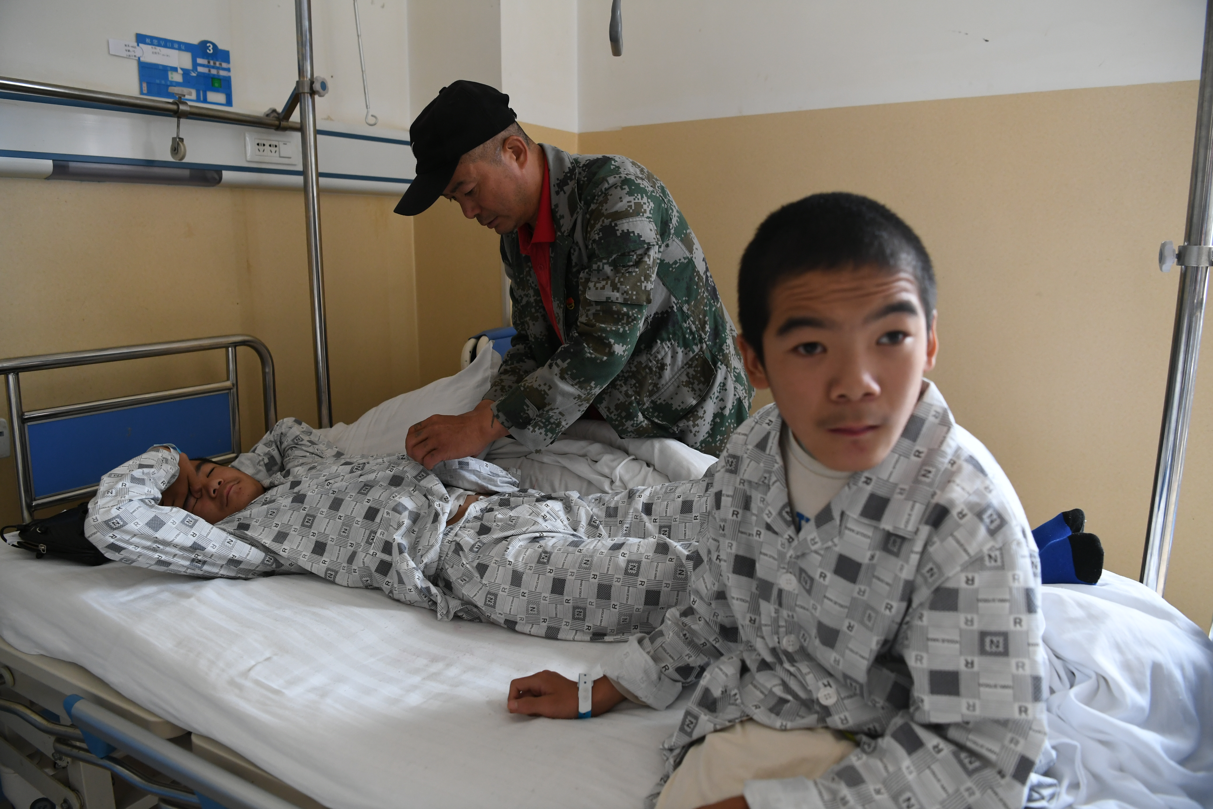 来自北京的专家在迪庆州免费给脑瘫双胞胎儿童做手术