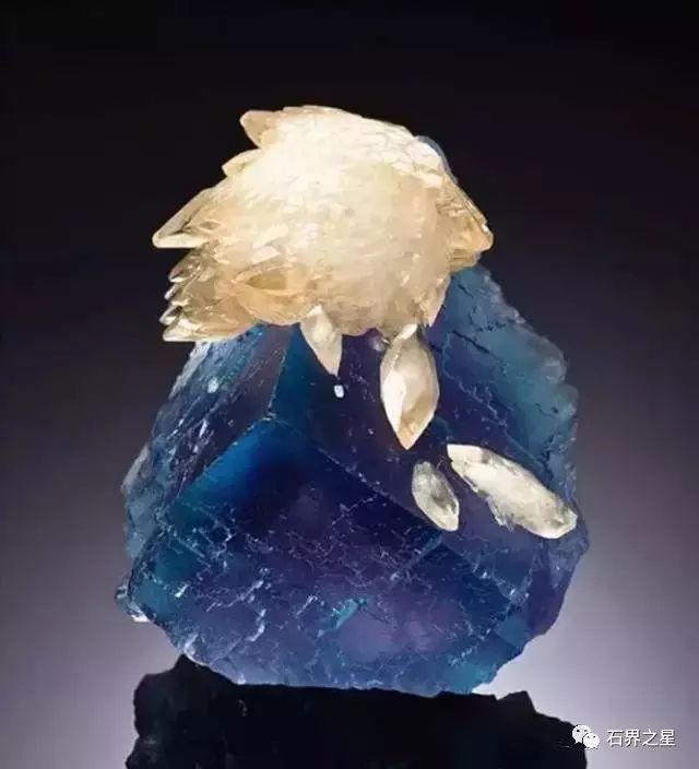橙铅矿和白色重晶石 来源:石界之星