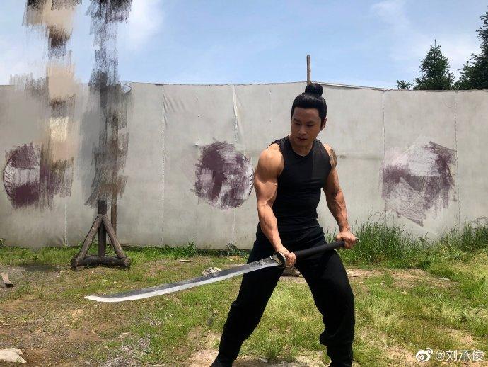 韩星因逃役入美籍遭抵制，来中国获成龙提携，今事业顺利仍念祖国