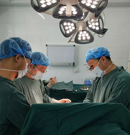 11岁女孩脾脏决裂，差点没命！竟由于妈妈往沙发扔了部手机……