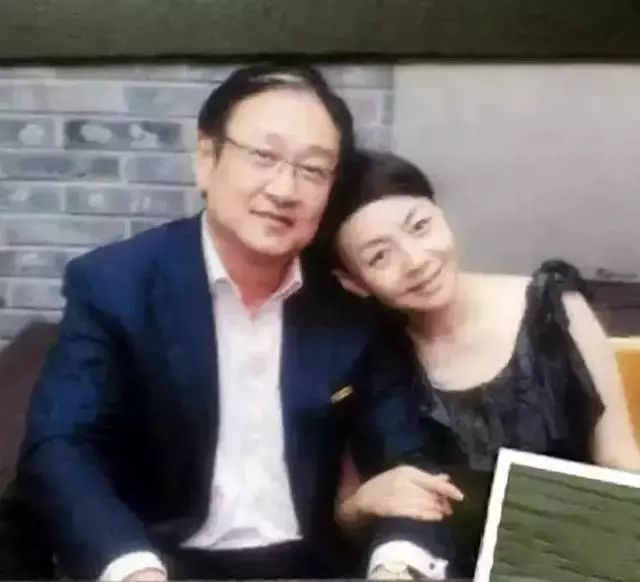 现在的宋丹丹,已经过了知天命的年纪,她似乎已经认命,既然没办法阻止