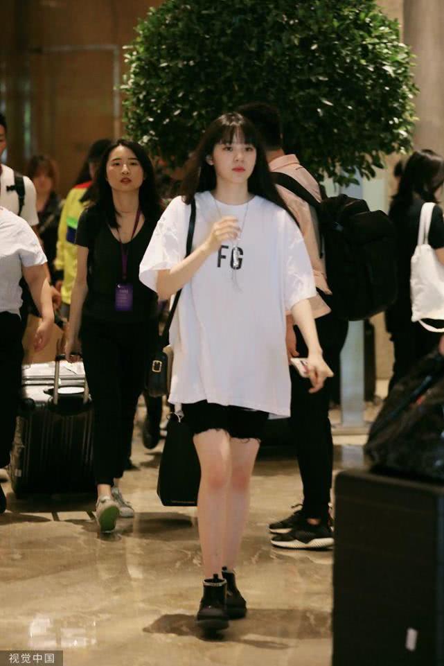 什么神仙少女！欧阳娜娜齐刘海造型再上线 穿白T青春感爆棚