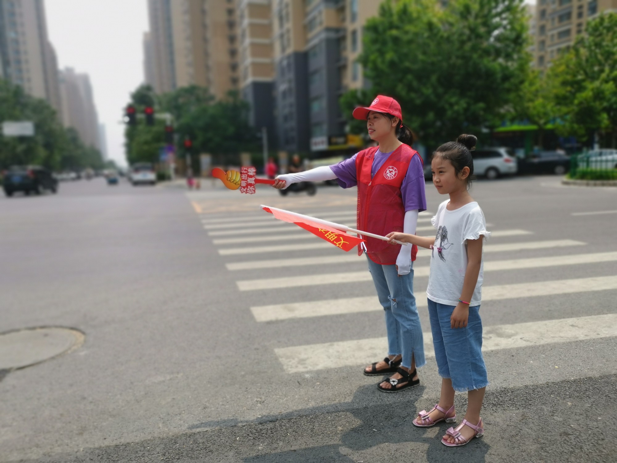 康平小学志愿者在路口维护交通