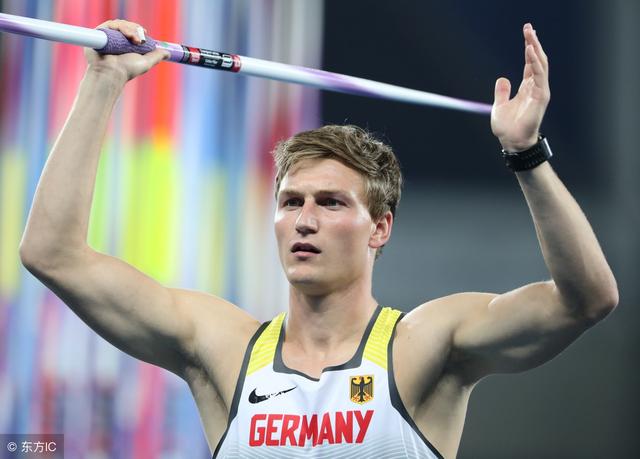 原始的标枪构造非常的简单,把石头磨尖装在木杆的一端就是枪头