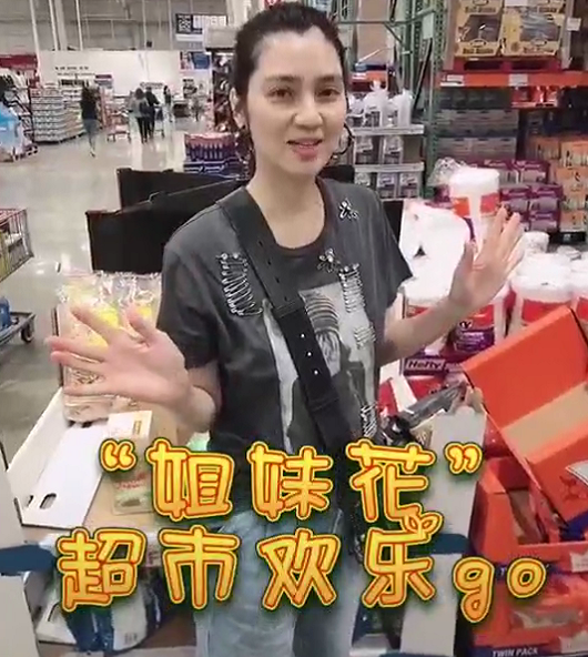 洪欣携女儿逛超市疯狂买零食，张丹峰疑全程拍摄不阻止