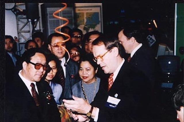 从山寨机遍地到世界巨头，国产手机 25 年逆袭记