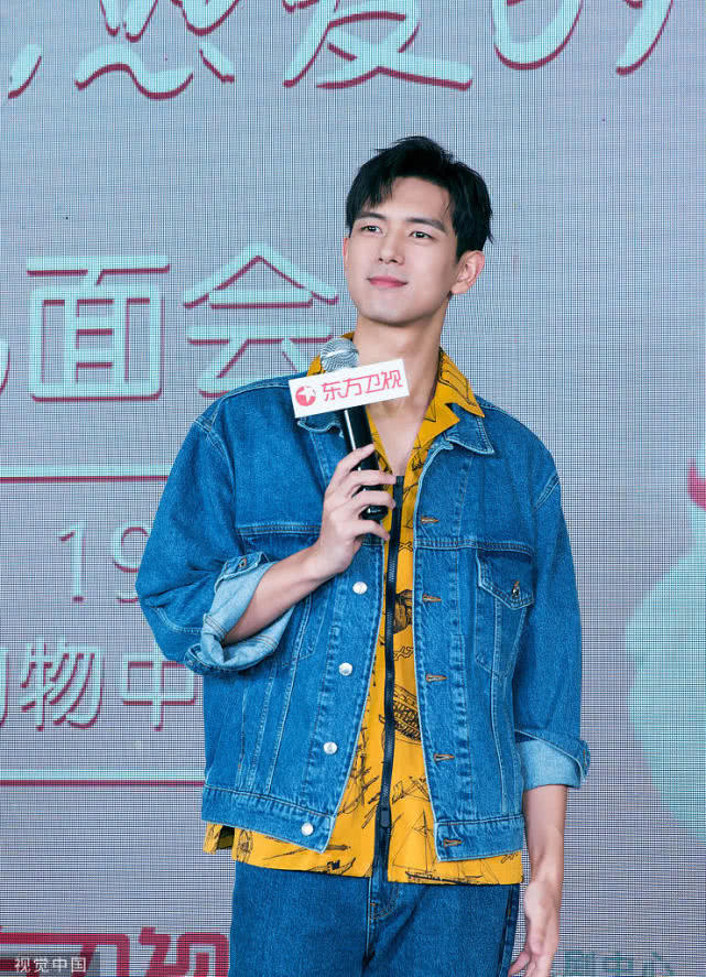 高颜值“韩商言”来了！李现抱篮球抬眸浅笑 牛仔装扮阳光帅气