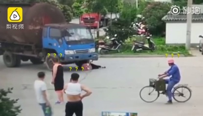 “史诗级”碰瓷！女子抬自行车冲到货车轮下躺平看呆路人