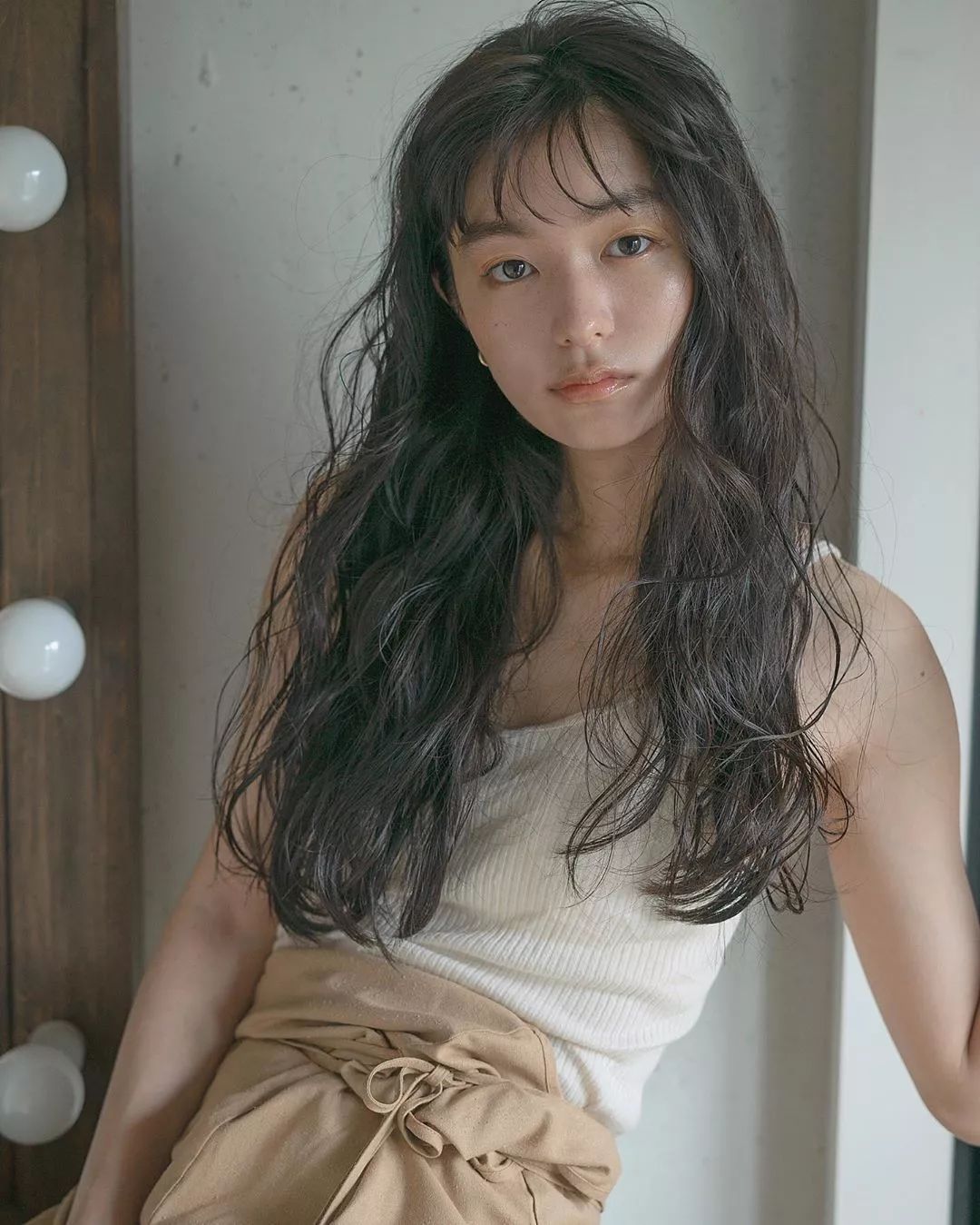 女人天下 正文 造型完整的大波浪黑卷发给人最大的感觉就是性感中带有