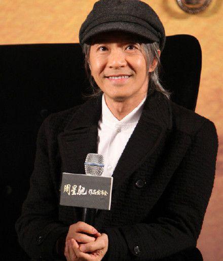 周星驰被曝已婚，助理紧急辟谣，57岁的他为何还是单身