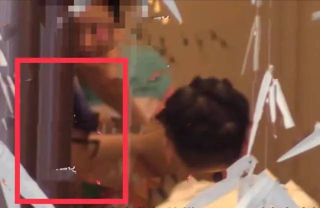 董璇被证实离婚后首公开露面 带女儿与黄海波聚会喝酒聊天心情好