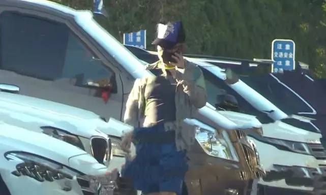 董璇被证实离婚后首公开露面 带女儿与黄海波聚会喝酒聊天心情好
