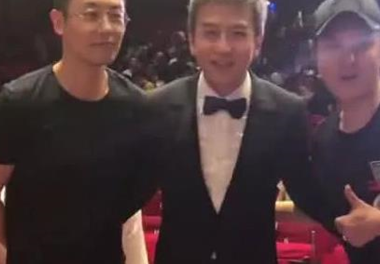 2天破亿!邓超新电影上映,首映发布会朱亚文亲身前往支持