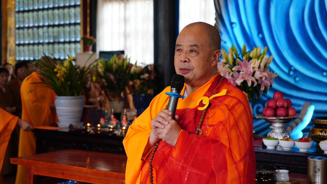 大雄宝殿内,宏玄法师带领信众们虔心称诵观世音菩萨名号.