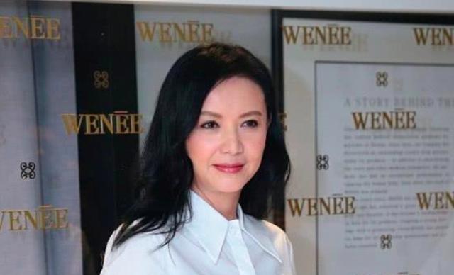 全香港的梦中情人，与梁朝伟分手3次后嫁富商，今53岁仍单身