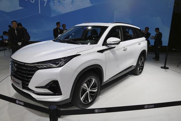 长安全新运动SUV，配双12.3英寸大屏与64色氛围灯，油耗最低6.7L